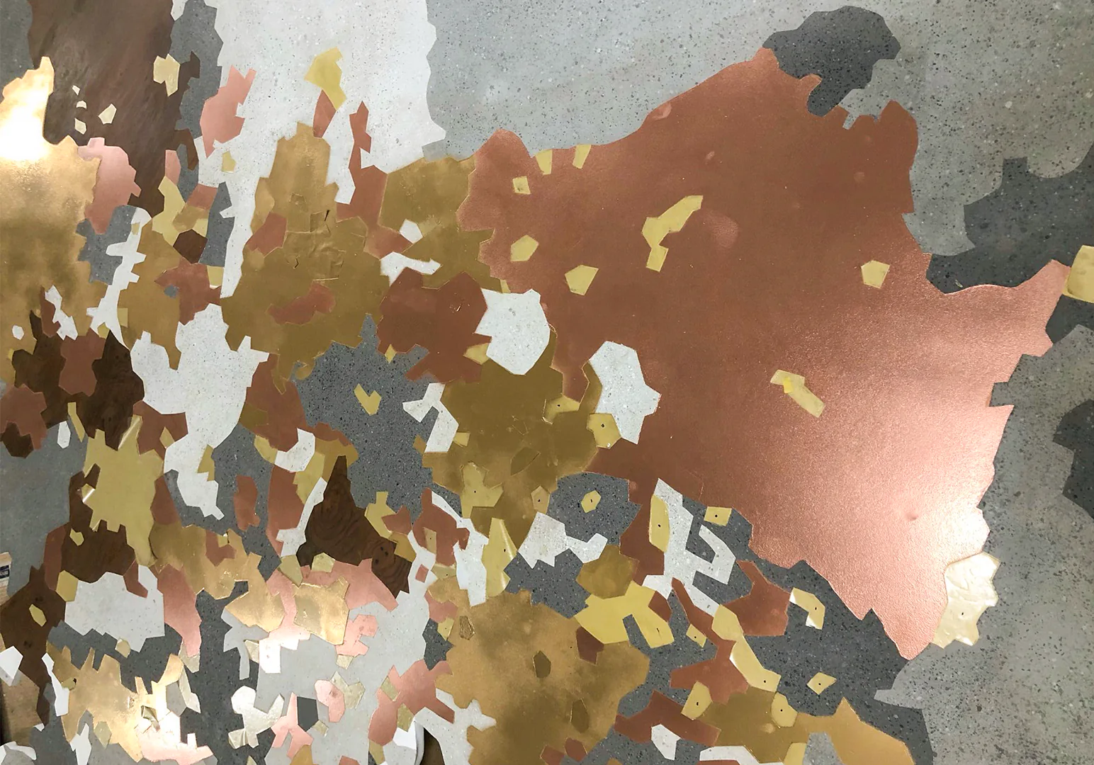 Täuschend echte Imitationsmalerei in realistischer Stein, Gold, Messing, Beton und Holzoptik