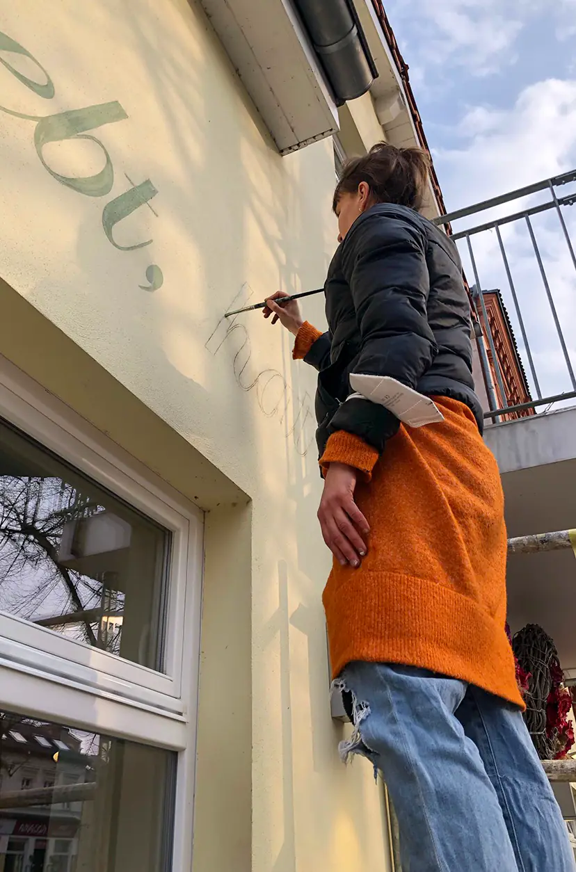 Verspielte Fassadenbeschriftung
